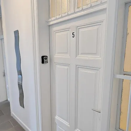 Comfortable Rooms In Lugner City Area