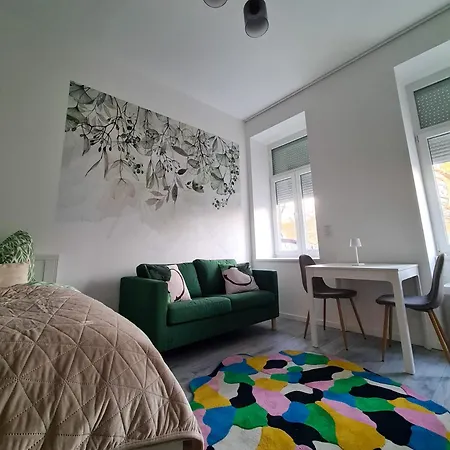Urban Hideaway Airport Connection Apartment