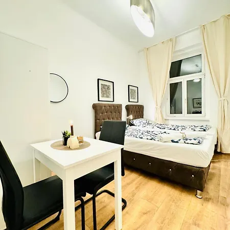 Chic 5Br Apt For 10P, With Direct City Access