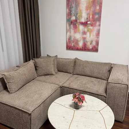 New! Apartment Centrally Located 5