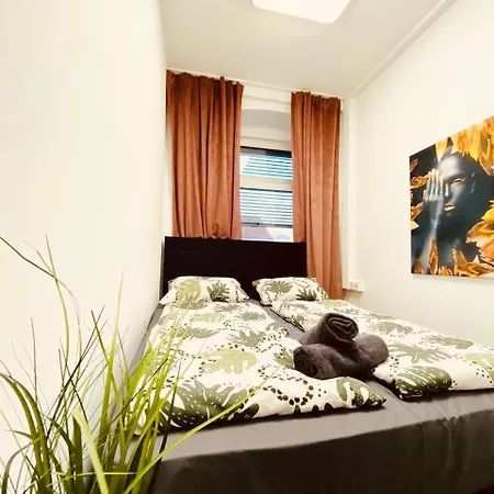 7 Bedroom Apt Shared 15 Mins To Schoenbrunn, Ideal For 15 P