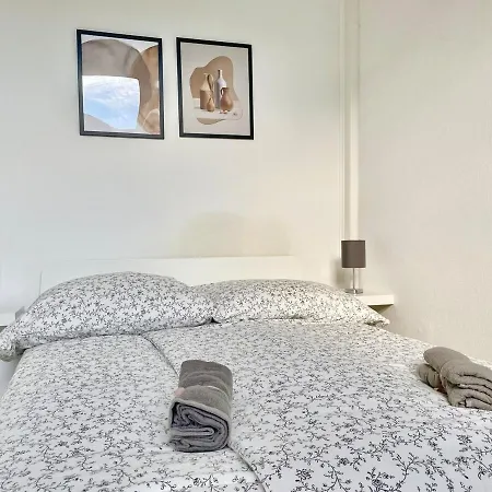 55 M2 Stylish Central Apartment