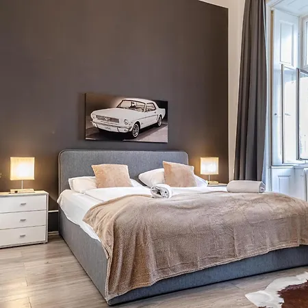 Superbly Central 9Br Complex Ideal For 25 People