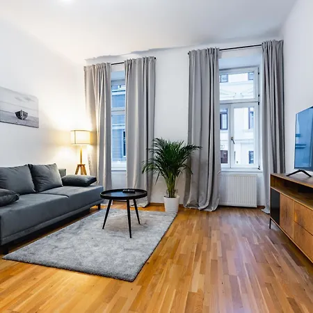 Spacious 3-Room Apt. 15 Min To The City Center