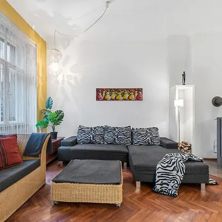 2 Bedroom Vintage Apartment, Garden, Near Schoenbrunn