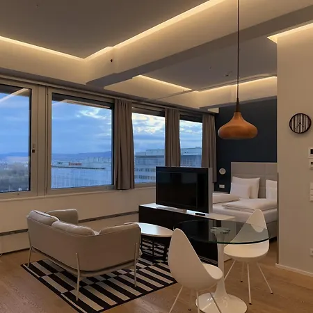 Luxury City Apartment With Skyline View