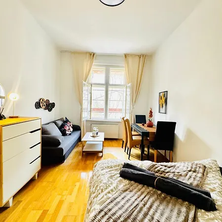 Lovely 2Br Apartment For 5People, Only 17 Minute Walk To Schoenbrunn