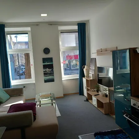 Gutbau Com, Whole Apartment 4U, Self-Check-In, Top-Location, Underground & Shops Under Window, 3-5Min Walking To Swimming & Footbal Stadion, Wake-Up In Sunshine