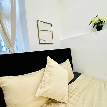 Elegant 5-Br Shared Home Ideal For Groups & Families