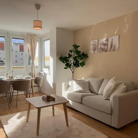 2Br, Danube, Central, U6 & S-Bahn - Axara Housing Brn 16