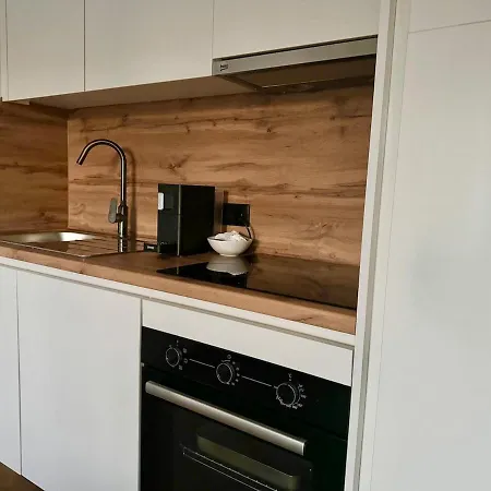 Modern Easy Access Studio Apartment With Free Parking