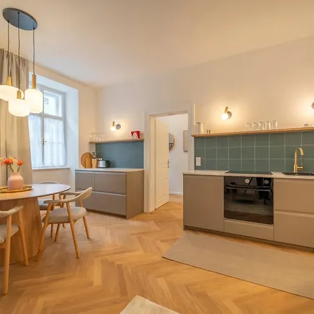 Josef'S Home I Violette