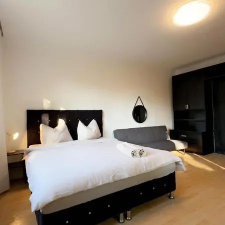 Spacious Garden Villa Near Danube For 16 Guests