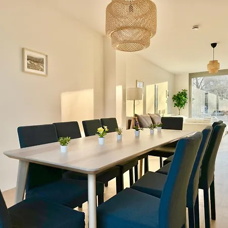 Modern Maisonette With Garden & Free Parking