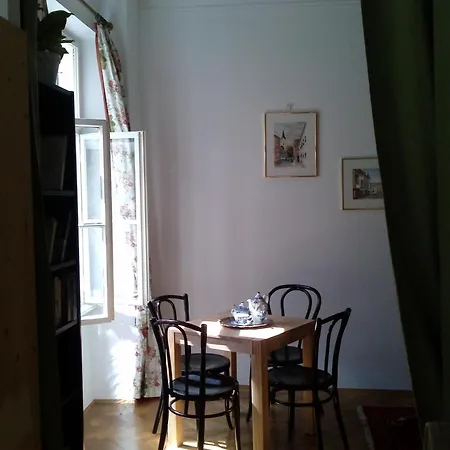 Wohnung In Hernals Mit Garten Und Strassenblick