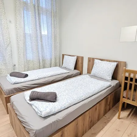 Spacious Rooms - 15 Min From Airport & City Center, 5 Min From Vienna Main-Bus Station Ez9