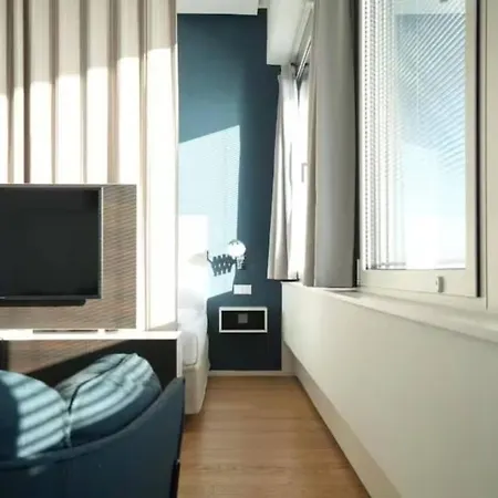 Designer Apartment I 5 Minutes To Park I Fast Wifi