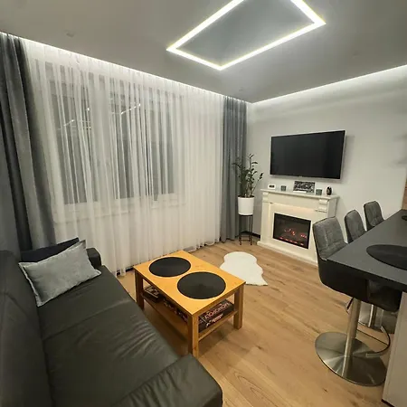 Black And White Style Apartment In Vienna