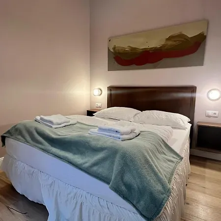 1 Aprt & 5 Stylish Hotel Rooms, Comfort & Convenience Combined