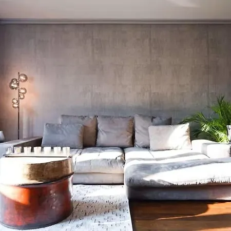 Designer Apartment I 2-Br I Shopping I Wifi I High-End