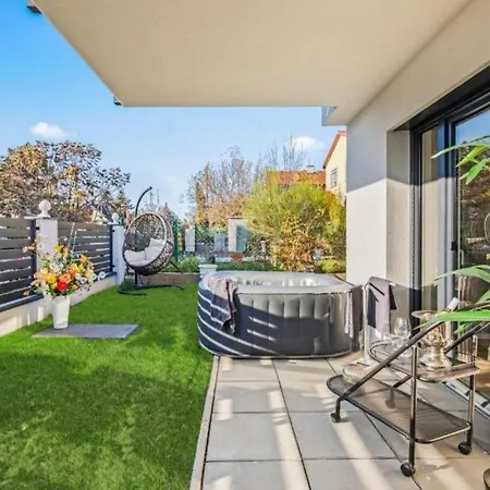 Luxury Long-Term Apartment With Garden & Whirlpool