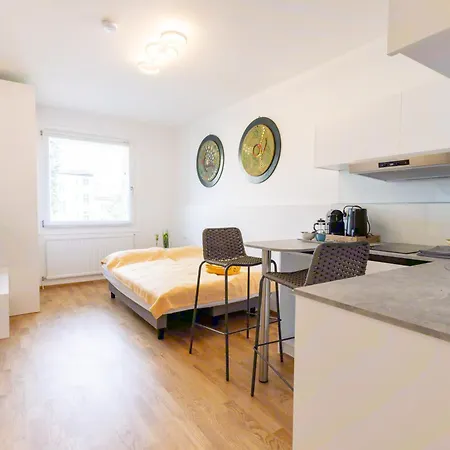 Apartament 2Br Getaway W Balcony & Fast Wifi, Near Tram