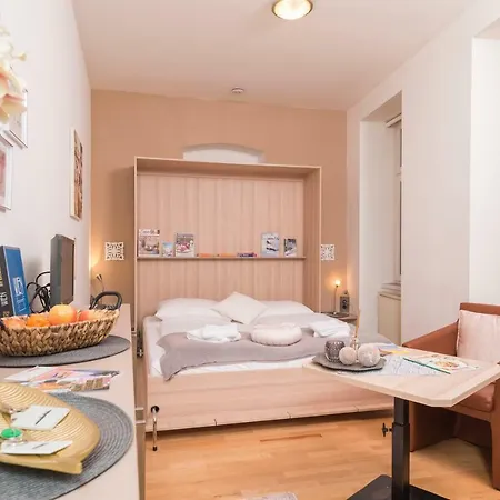 Апартаменти Tiny Hideaway