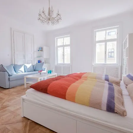 Comfortable Room Located In The First District!